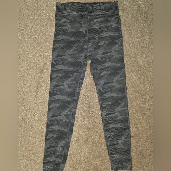 Vuori Legging Bundle - Stride Performance & Caspian Camo - Picture 6 of 9